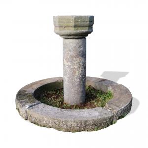 Fontana antica in pietra. Epoca 1400.